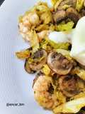 Salteado de repollo, champiñón y langostinos al ajillo con huevo