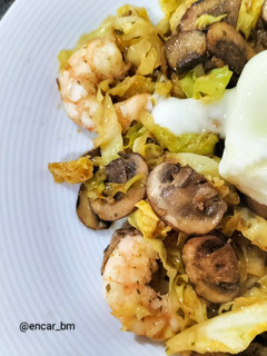 Una foto de Salteado de repollo, champiñón y langostinos al ajillo con huevo