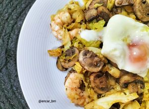 Foto principal de Salteado de repollo, champiñón y langostinos al ajillo con huevo