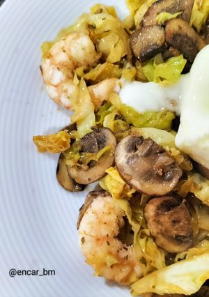 Una foto de Salteado de repollo, champiñón y langostinos al ajillo con huevo