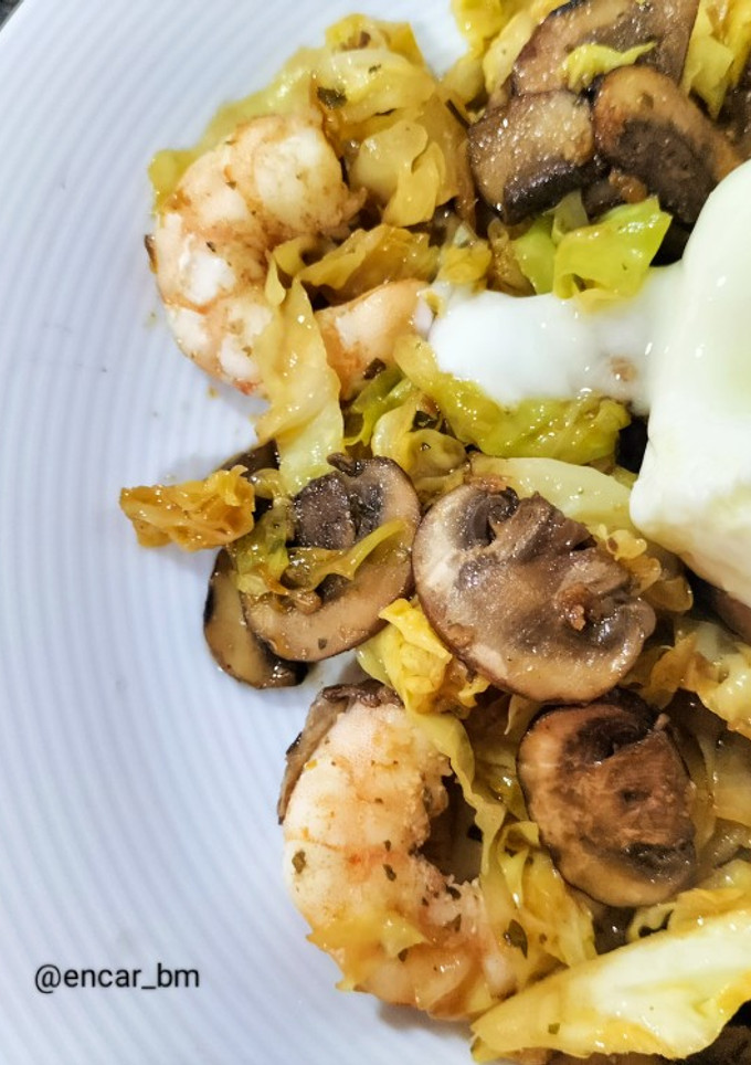 Una foto de Salteado de repollo, champiñón y langostinos al ajillo con huevo