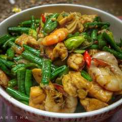 A picture of Sayur kacang panjang +tempe+pete+udang.