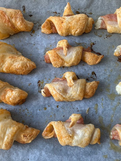 Una foto de Croissants y rollitos salados, de queso o jamón