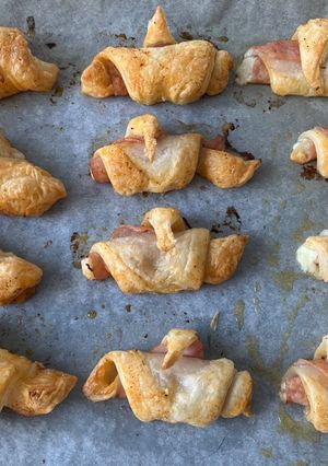 Una foto de Croissants y rollitos salados, de queso o jamón