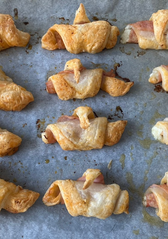 Una foto de Croissants y rollitos salados, de queso o jamón