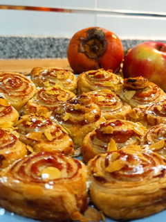 Una foto de Rollitos con dulce de caqui y manzana 🍥🍎