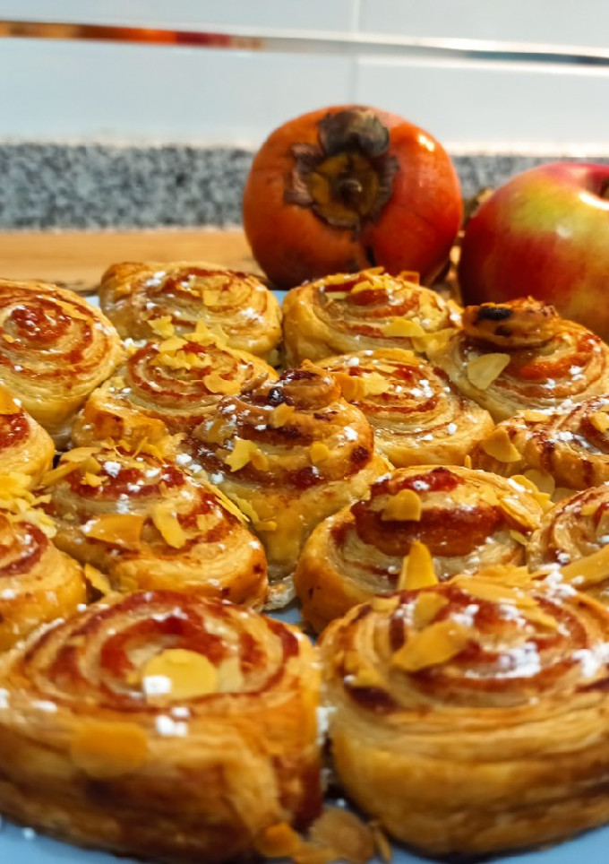 Una foto de Rollitos con dulce de caqui y manzana 🍥🍎