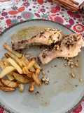Jamoncitos de pollo al ajillo en el horno con patatas fritas