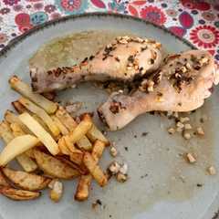 Una foto de Jamoncitos de pollo al ajillo en el horno con patatas fritas
