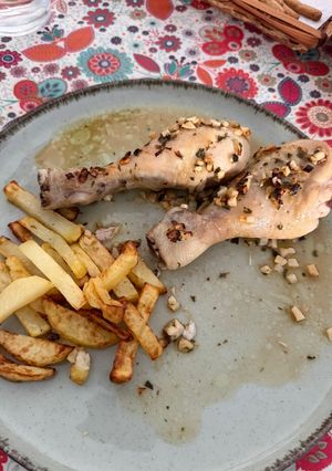 Una foto de Jamoncitos de pollo al ajillo en el horno con patatas fritas