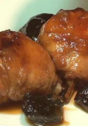 Una foto de Pollo en salsa de pasa