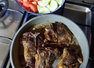 Une photo de Filets d'agneau rôtis au air fryer accompagnés de salade de crudités