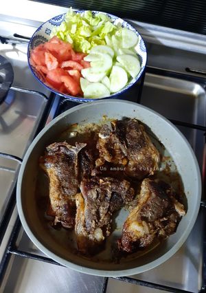 Une photo de Filets d'agneau rôtis au airfryer accompagnés de salade de crudités