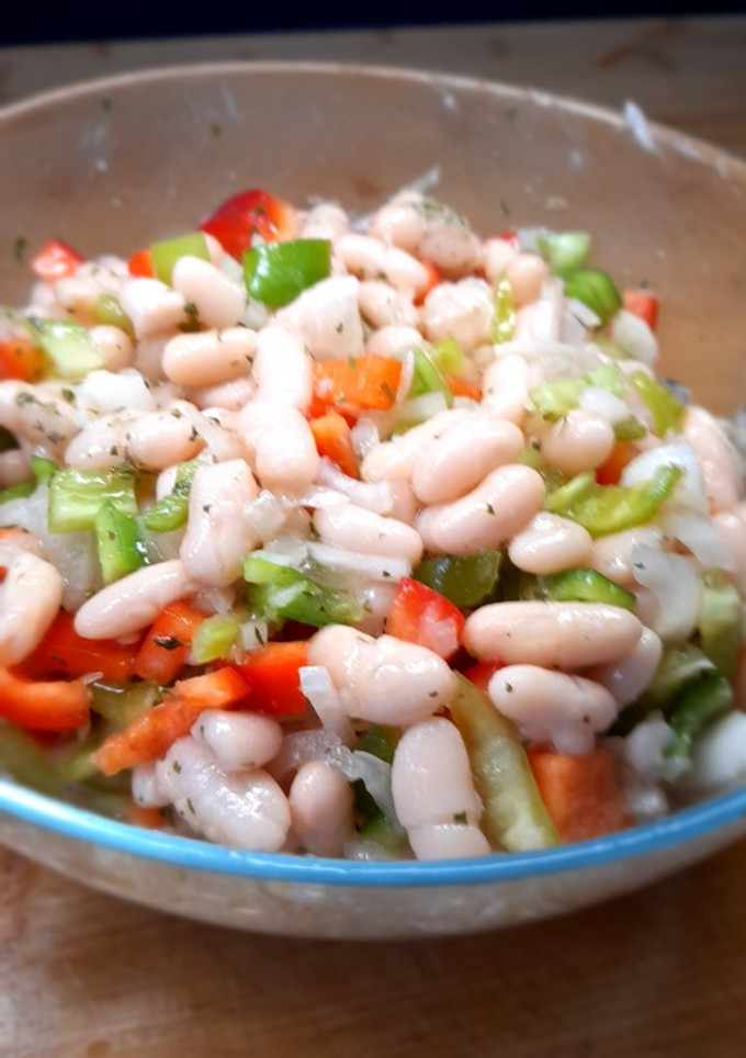 Una foto de Ensalada de judías blancas