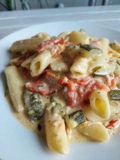 Une photo de Pâtes feta tomates courgettes 😋