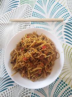 Una foto de Fideos chinos con verduras