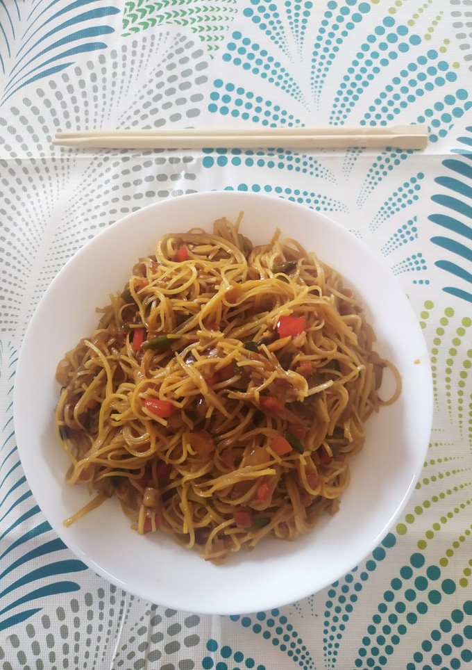 Una foto de Fideos chinos con verduras