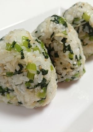 A picture of Komatsuna and Shirasu Rice Balls (Onigiri).