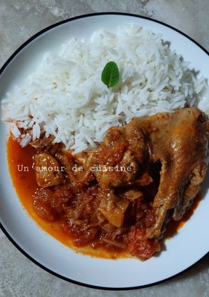 Une photo de Ailerons de dinde à la tomate 🍅 et riz au beurre 🍚🧈