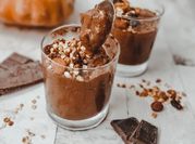 Una foto di dolci con budino al cioccolato