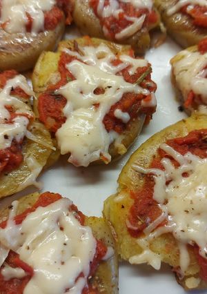 Una foto de Papines aplastados a la pizza