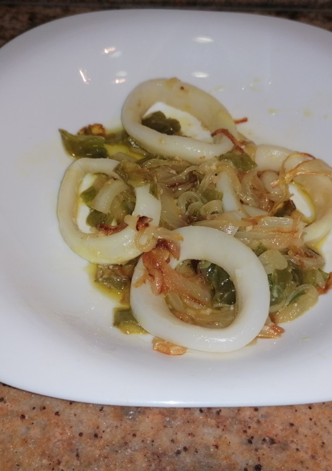 Una foto de Calamares salteados con verduras