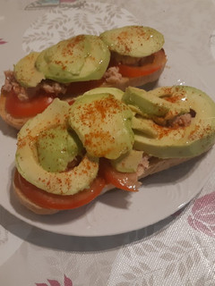 Una foto de Tostada de tomate, atún y aguacate💪💪