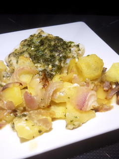Una foto de Bacalao al pesto trufado con patatas y cebolla