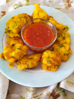 Una foto de Tortillitas de bacalao con salsa a la Vizcaína