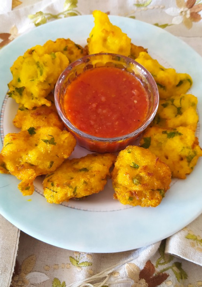 Una foto de Tortillitas de bacalao con salsa a la Vizcaína