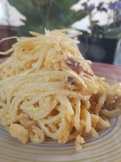 Una foto de Espaguetis a la carbonara con yemas y sin crema