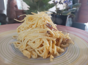 Una foto de Espaguetis a la carbonara con yemas y sin crema
