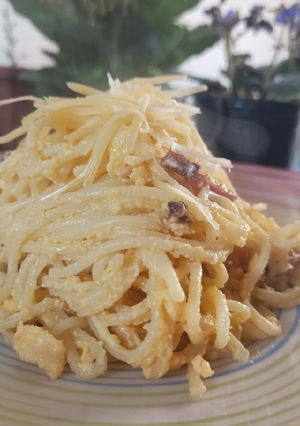 Una foto de Espaguetis a la carbonara con yemas y sin crema