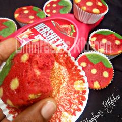 A picture of Strawberry 🍓 cupcakes.