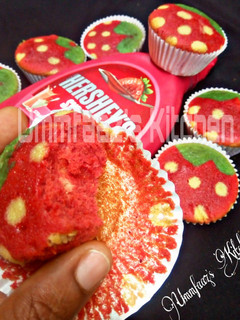 A picture of Strawberry 🍓 cupcakes.