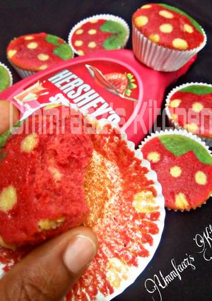 A picture of Strawberry 🍓 cupcakes.
