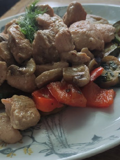 Una foto de Muslo deshuesado de pollo con verduras y salsa de leche de coco