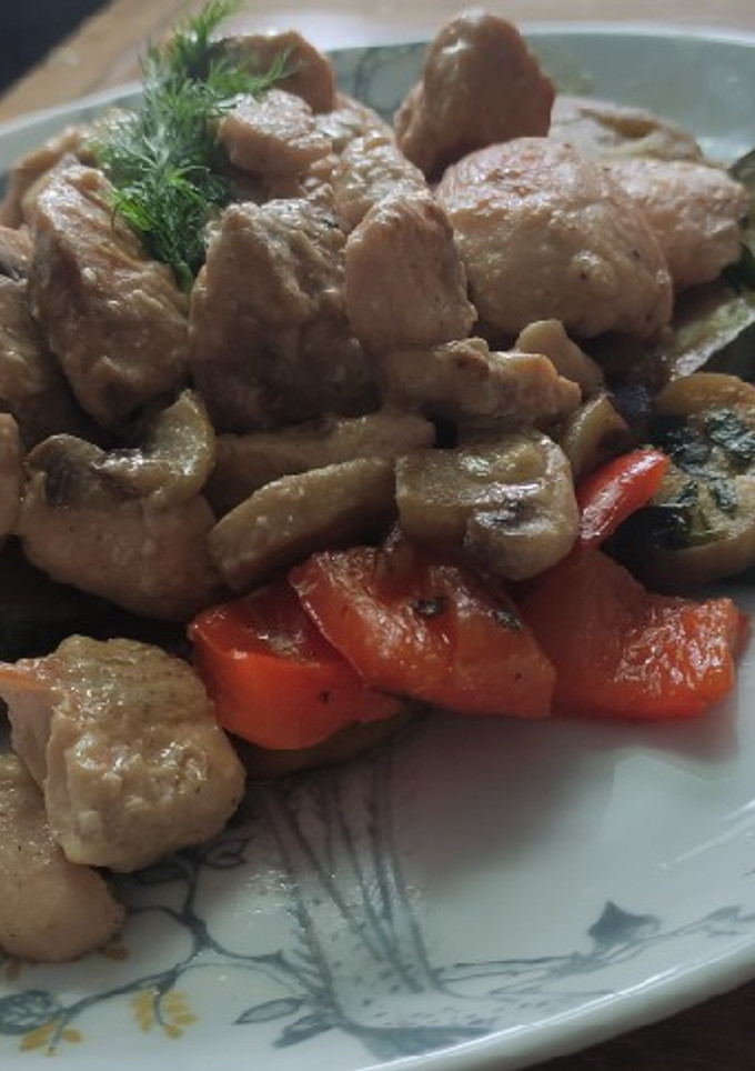 Una foto de Muslo deshuesado de pollo con verduras y salsa de leche de coco