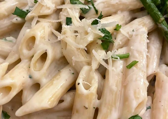 Creamy Parmesan Garlic Alfredo Sauce (Vegetarian)