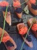 Salmón marinado con caviar de erizo y huevas de lumpo