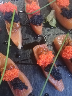 Una foto de Salmón marinado con caviar de erizo y huevas de lumpo