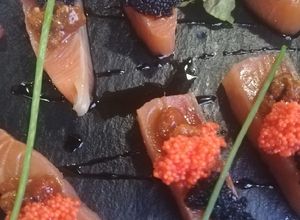 Una foto de Salmón marinado con caviar de erizo y huevas de lumpo