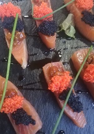 Una foto de Salmón marinado con caviar de erizo y huevas de lumpo