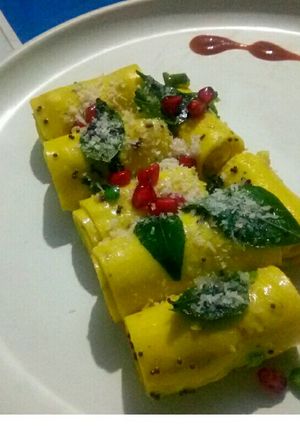 A picture of Khandvi.