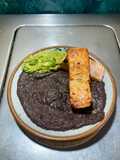 Salmón, guacamole 🥑 y frijoles negros refritos con manteca