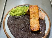 Una foto de salmon con legumbres