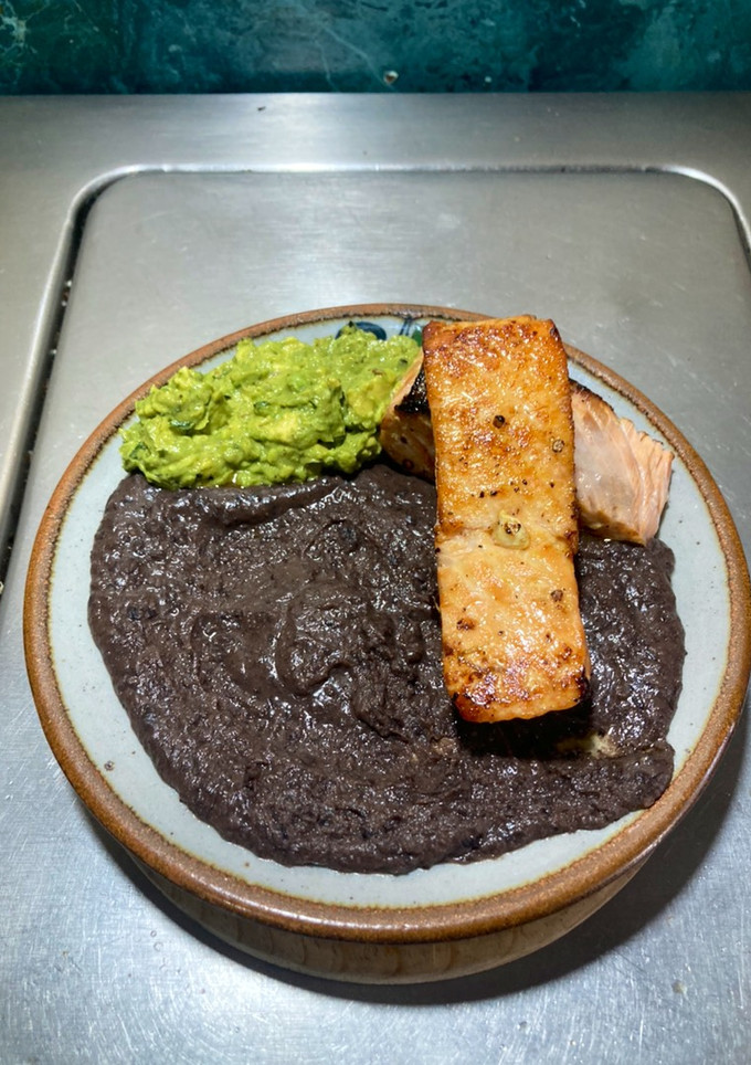 Una foto de Salmón, guacamole 🥑 y frijoles negros refritos con manteca