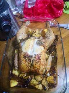 Una foto de Pollo asado al limón y hierbas (muy jugoso)