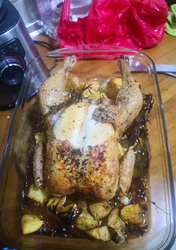 Una foto de Pollo asado al limón y hierbas (muy jugoso)