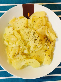 Una foto de Patatas con ajo y laurel